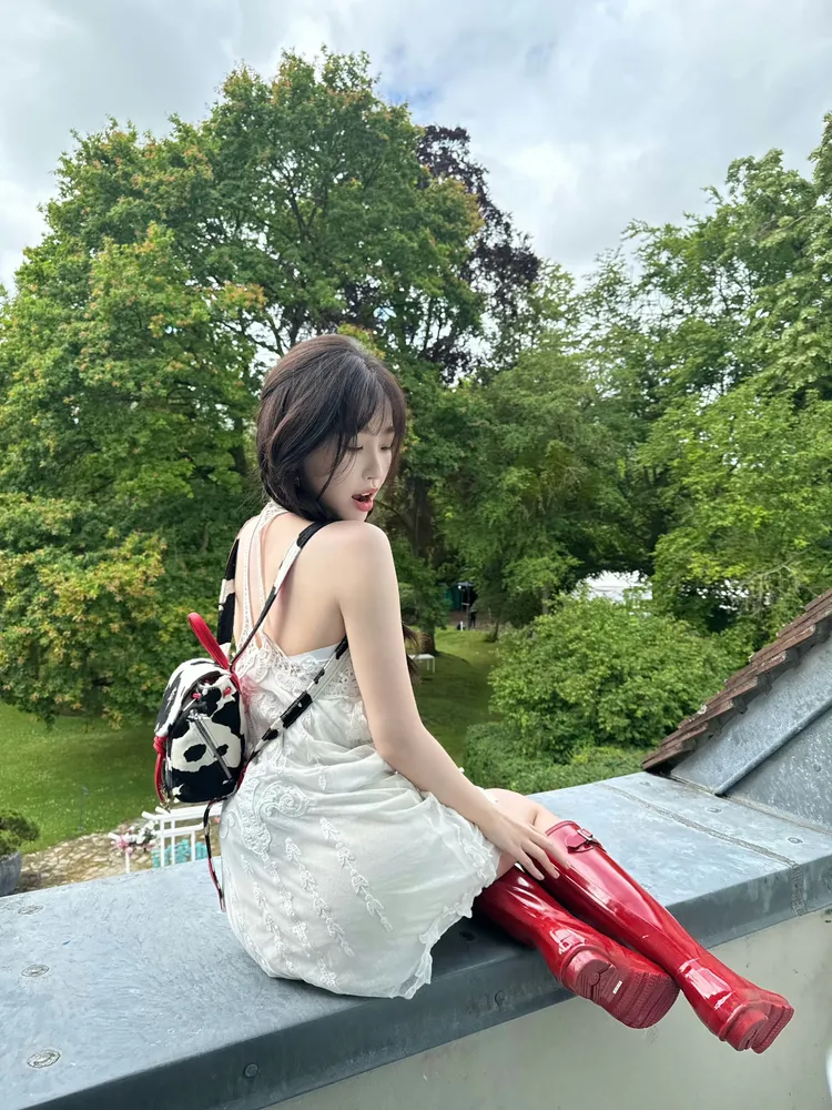 虞書欣運用乳牛後背包替法式風情點綴出俏皮氣息。翻攝虞書欣微博