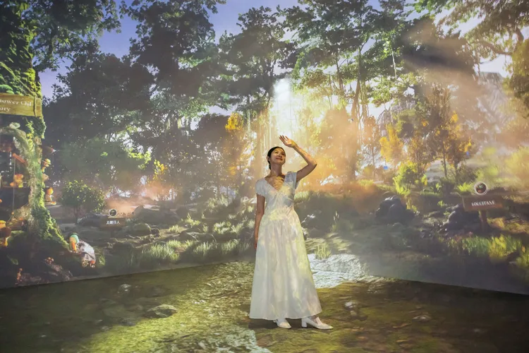 奇幻杏仁林展區可透過互動螢幕，為親自命名的杏仁樹播種、施肥、採收。品牌提供
