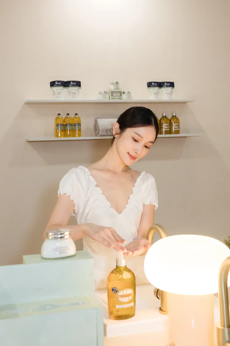 使用歐舒丹杏仁沐浴油進行洗手體驗。品牌提供