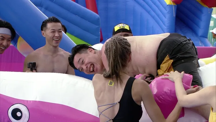 無尊慘輸地方媽媽，還被脫褲。民視提供