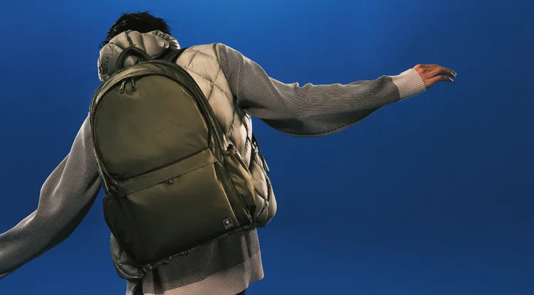 POP雙層後背包搭配極速拉繩及多夾層設計提升使用便利性。品牌提供