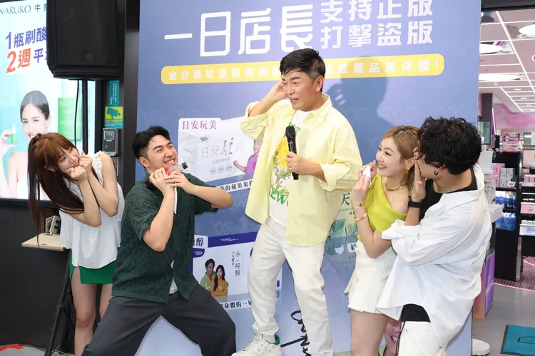 吳宗憲（中）今天率旗下藝人出席活動。攝影中心攝