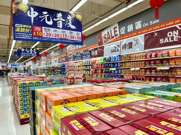 愛買量販中元節首波主打限時4日全館9折百款、中元節特規大包裝齊促銷。業者提供