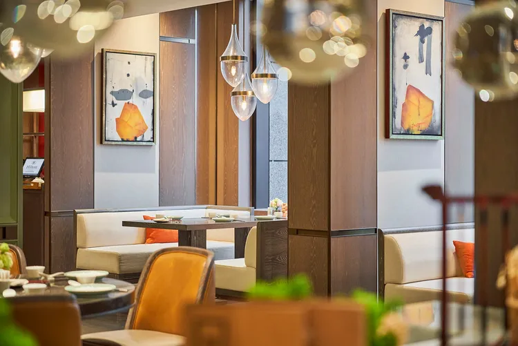 「青雅」中餐廳用餐打卡送主廚特製「台法乾坤烤雞」，中華隊奪金當日加碼享用餐85折。業者提供