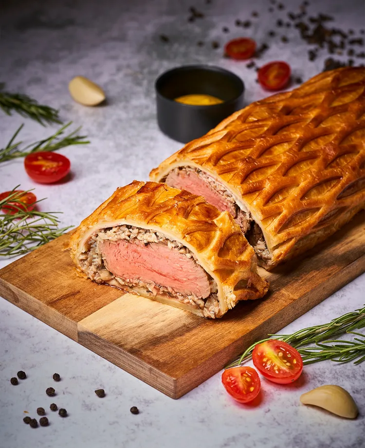 「悅．市集」全日自助餐廳本季首推爐烤區的「主廚威靈頓牛排」。業者提供