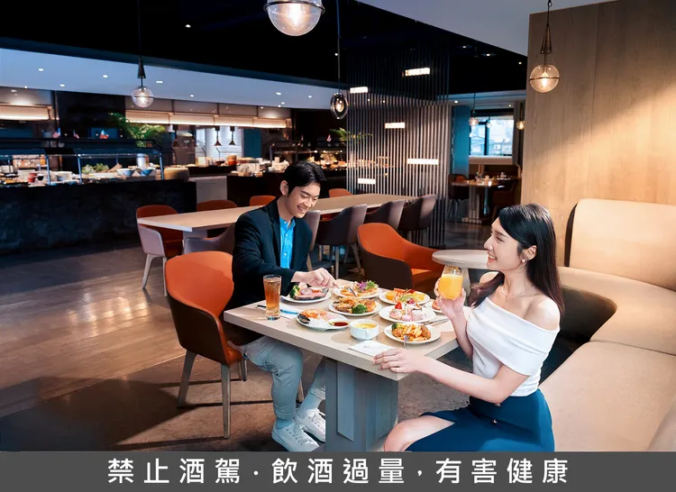 兩人同行身份證中「7777」享「悅．市集」全日自助餐廳77折優惠。業者提供