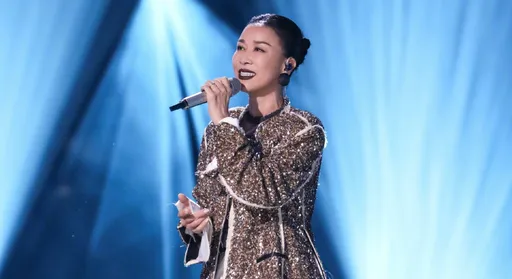 那英又哭了！《歌手》墊底逆襲成冠軍　黃宣淪老8