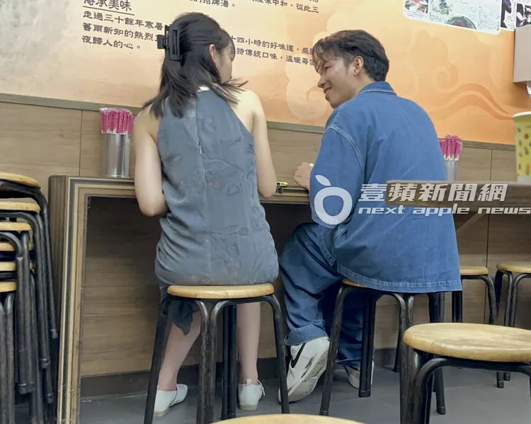 李沐（左）與台大學霸男友鄒序到老字號消夜聖地「陳家涼麵」約會，深情對看聊天。特勤中心攝