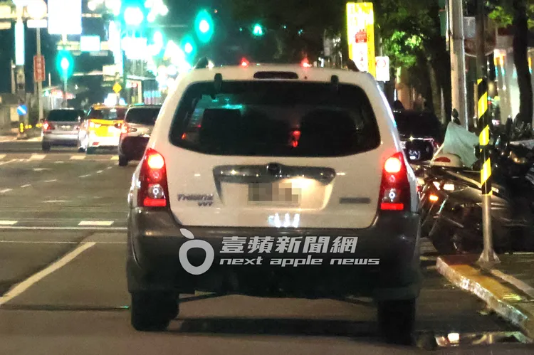 李沐與入圍金曲獎最佳新人的男友鄒序，頭靠在一起，卿卿我我在車上聊天。特勤中心攝