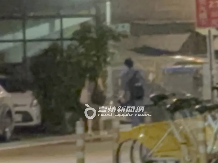 李沐（左）與男友鄒序停好車後，漫步400公尺一同返家。特勤中心攝