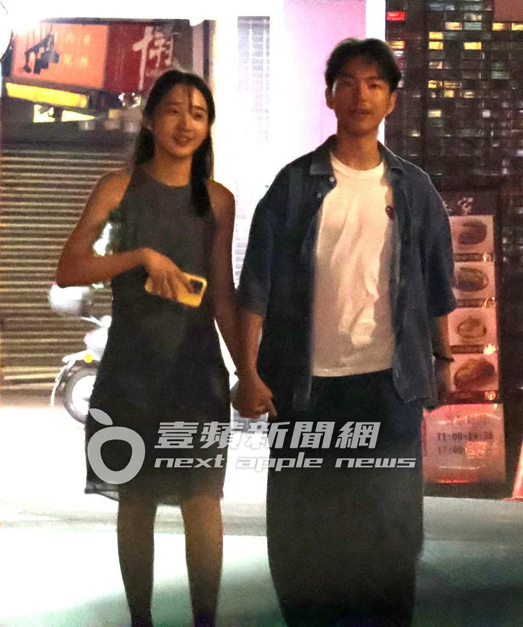 深夜，李沐（左）與男友鄒序吃完陳家涼麵後牽手漫步。特勤中心攝