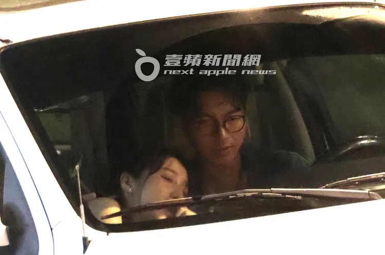 李沐（左）依偎著男友鄒序肩膀一起看影片，他手還搭在她肩上。特勤中心攝