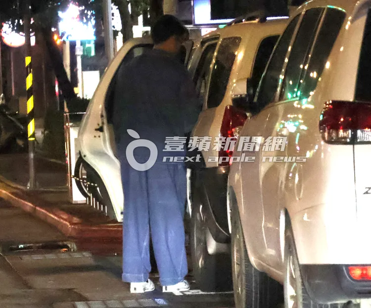 李沐和男友鄒序，一起坐上停在路邊的馬自達休旅車。特勤中心攝