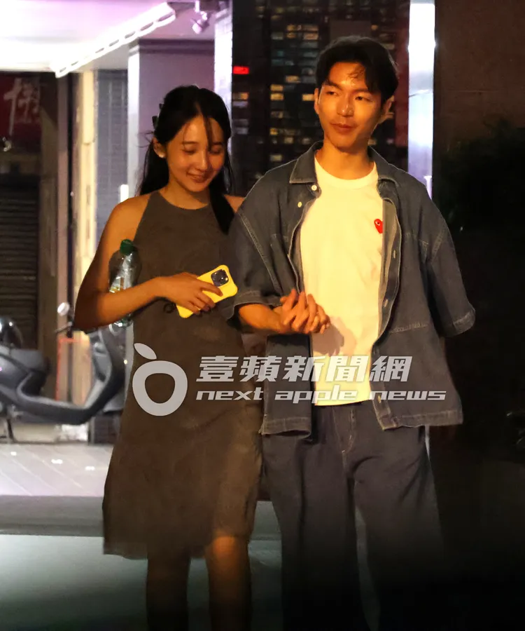 單飛出輯入圍今年金曲獎最佳新人的鄒序，緊牽女友李沐的手十指緊扣，走路去取車。特勤中心攝