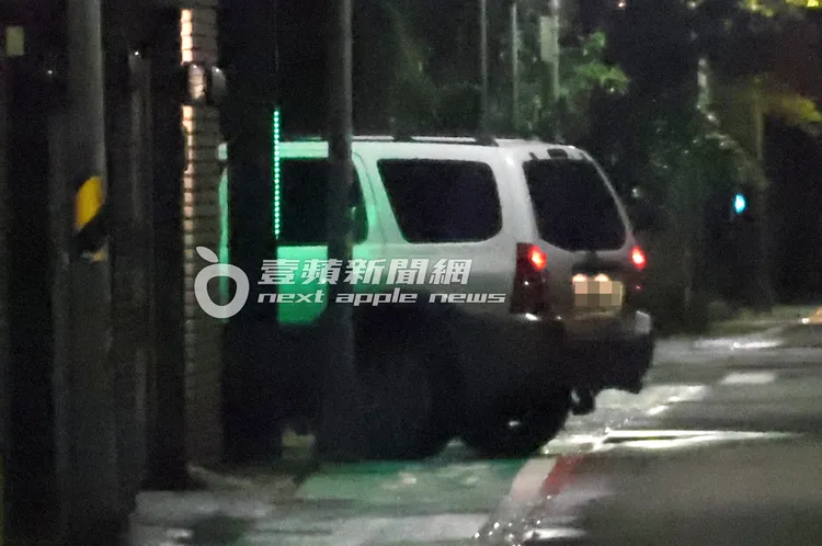 李沐搭乘男友鄒序開的休旅車，一同回到社區停車場。特勤中心攝