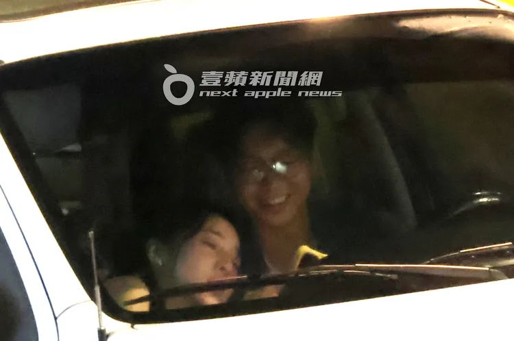 李沐（左）與男友鄒序在車內，享受甜蜜兩人時光。特勤中心攝