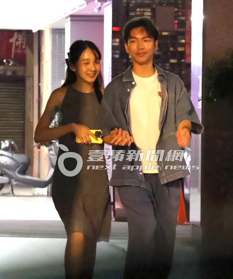 李沐（左）和男友鄒序吃完消夜，手牽手散步去取車笑開懷。特勤中心攝