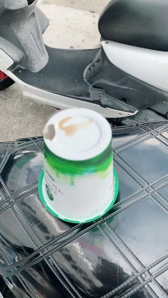 易碎材質要拿好，網友說：「不分地點，掉下去必欲哭無淚」。翻攝《chiao5422》的threads