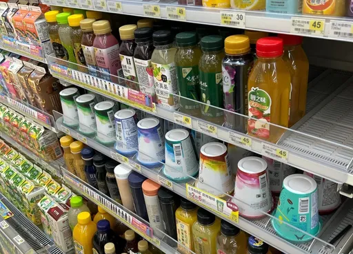 超商整排飲料「倒著放」 網全看懵!竟釣出一票苦主崩潰解密