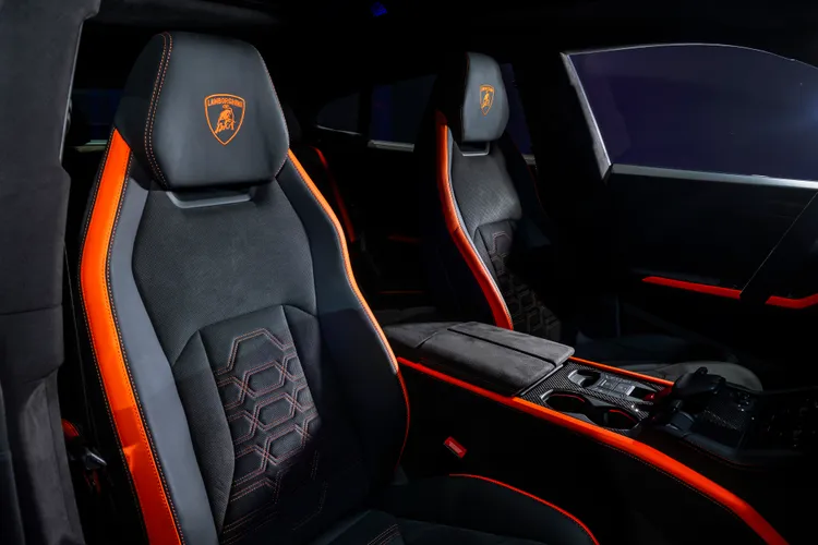 首部抵臺的Urus SE披載全新Arancio Egon黃昏橘車色，搭配黑與橘對比色打造而成的運動型內裝，凸顯專屬Lamborghini的造型風格。業者提供