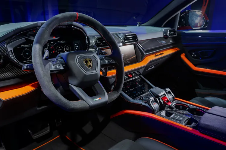 全新的內裝設計圍繞著以Lamborghini著名的「彷若飛行員」的設計DNA，位於儀錶板中央的12.3吋全新觸控式人機介面(HMI)搭配電子儀表板，操作體驗更為直觀。業者提供