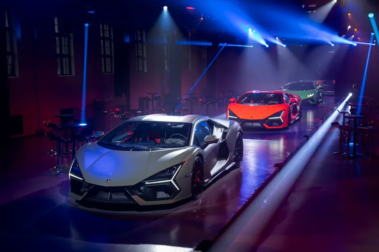 Lamborghini 首部V12混和動力超級跑車Revuelto，以及首輛混合動力Super SUV Urus SE也將於2024年7月19(五) – 21(日)期間在臺北101水舞廣場限時快閃亮相。業者提供