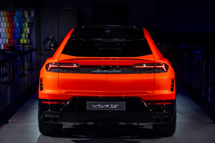 主動式氣壓懸吊可自動升降調整與地面之距離，從Corsa模式中的15mm，最高可升至75mm。業者提供