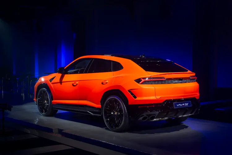 全新打造的車尾造型引用源自Gallardo的設計語彙，以連貫的線條延伸連結「Y」型尾燈，搭配全新設計的後擾流器，整體視覺效果更具一致性。業者提供