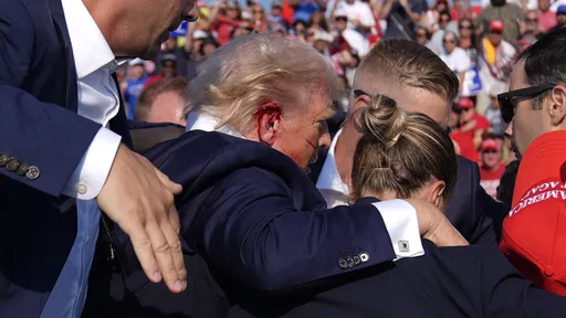 拜登對手川普遭槍擊半臉血　暗殺是演的？網發毛揭「不可能」原因