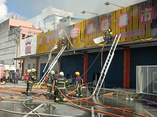 花蓮玉里生鮮超市清晨竄火煙 警消強力灌救!火勢延燒4小時控制