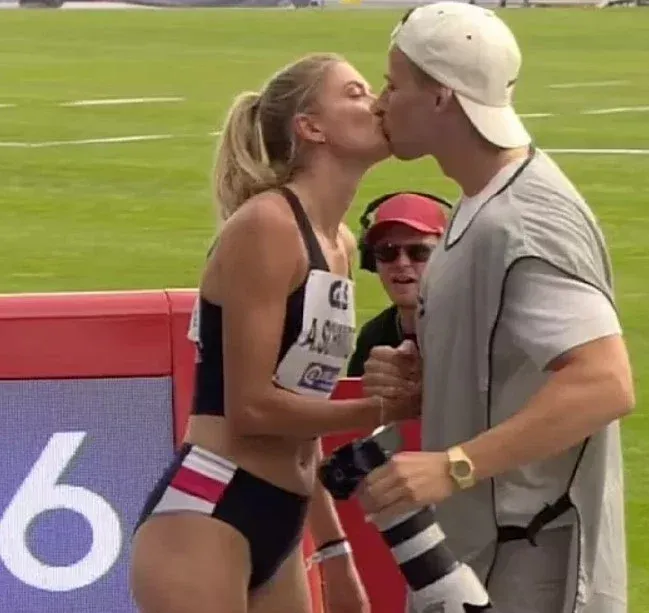 施密特和男友擁吻。   翻攝X