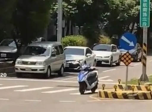 奇景!機車「停」斑馬線等紅燈 啊人哩?騎士躲樹蔭恐噴3.6萬