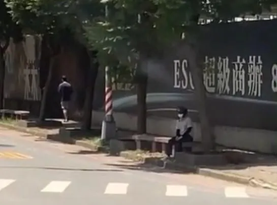 騎士疑在樹蔭下乘涼。翻攝臉書社團／重機車友 ❘ 各區路況天氣、資訊分享中心