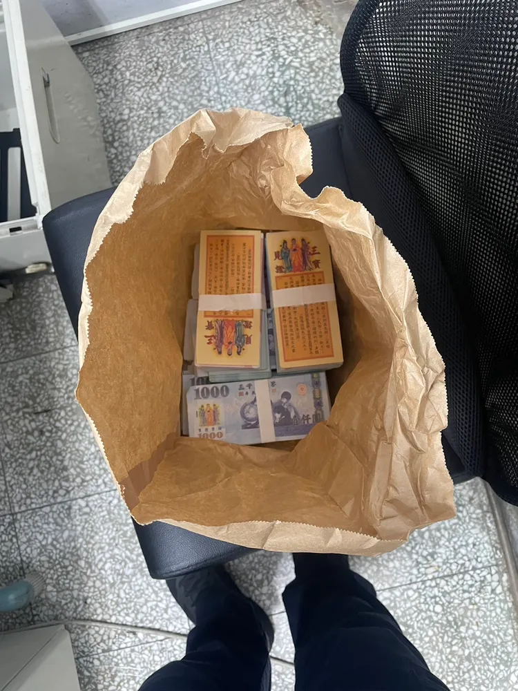 遭詐女師太生氣，準備2000萬冥紙交付，準備送車手「上路」。翻攝畫面