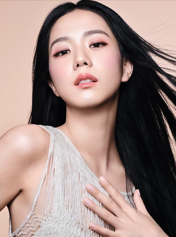 Jisoo以Dior超完美底妝新品打造清透紅潤的夏日妝。品牌提供