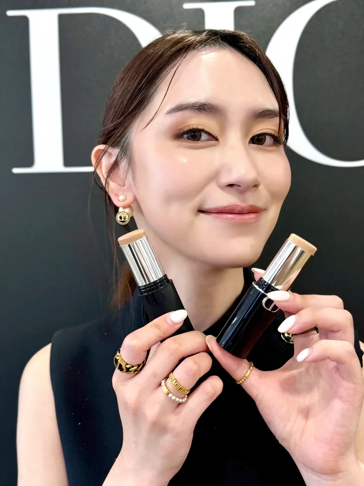 Model示範Dior超完美持久粉底棒與修容棒帶來的完美底妝。張家玲攝