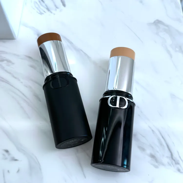 Dior超完美持久修容棒（左）10g／2350元、超完美持久粉底棒（右）10g／2450元。張家玲攝