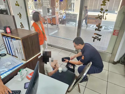 天氣高溫害「傷心」！板橋女上班族胸悶難喘氣　進派出所內癱坐求援