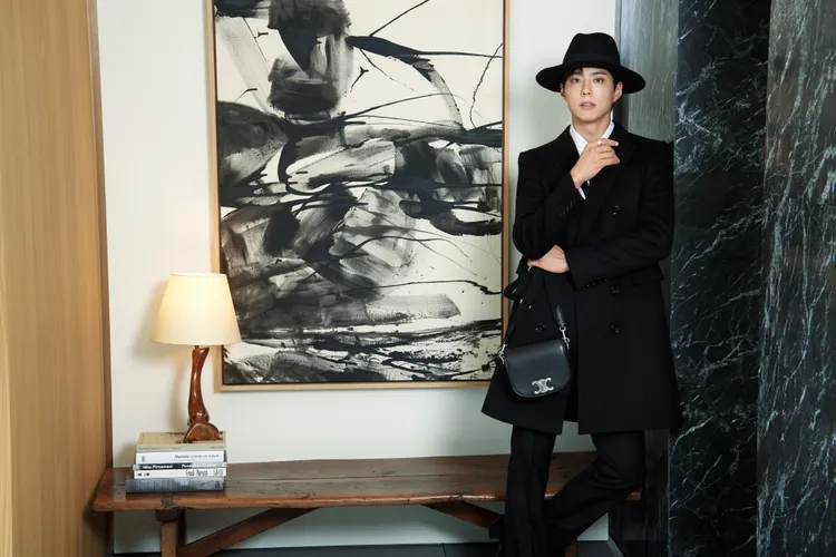 朴寶劍的西裝搭寬沿紳士帽自行相當帥氣。品牌提供