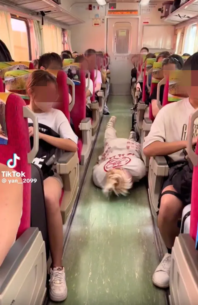 截片中可見造成車廂部分乘客驚嚇及露出不悅。截圖取自投訴者提供影片