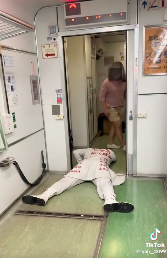 網紅在台鐵車廂爬行嚇到乘客。截圖取自投訴者提供影片