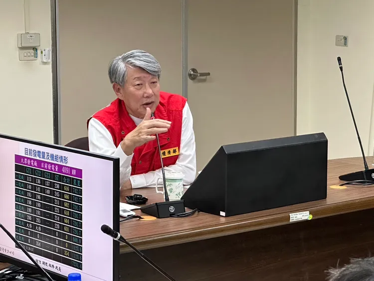 經濟部長郭智輝今（24）日中午在風雨中視察大潭電廠防颱應變工作。台電提供