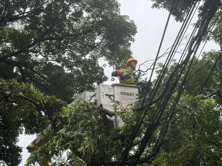 凱米颱風來襲，台電人員冒著風雨搶修。台電提供