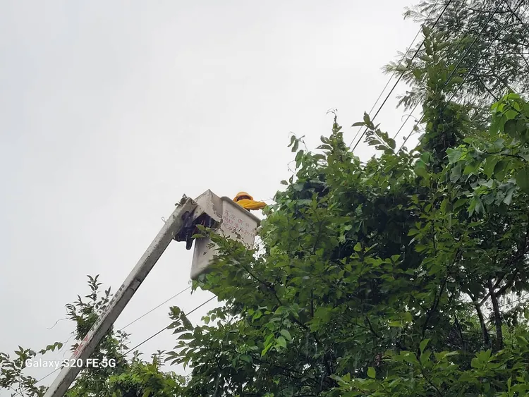 凱米颱風來襲，台電人員冒著風雨搶修。台電提供
