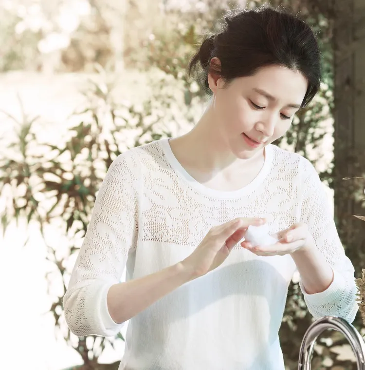 ▲凍齡的李英愛保養步驟不繁瑣，挑選越天然的越好。（photo from IG/lyanature_official）