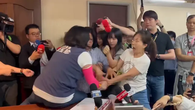 陳玉珍與綠委起衝突。翻攝黃捷臉書