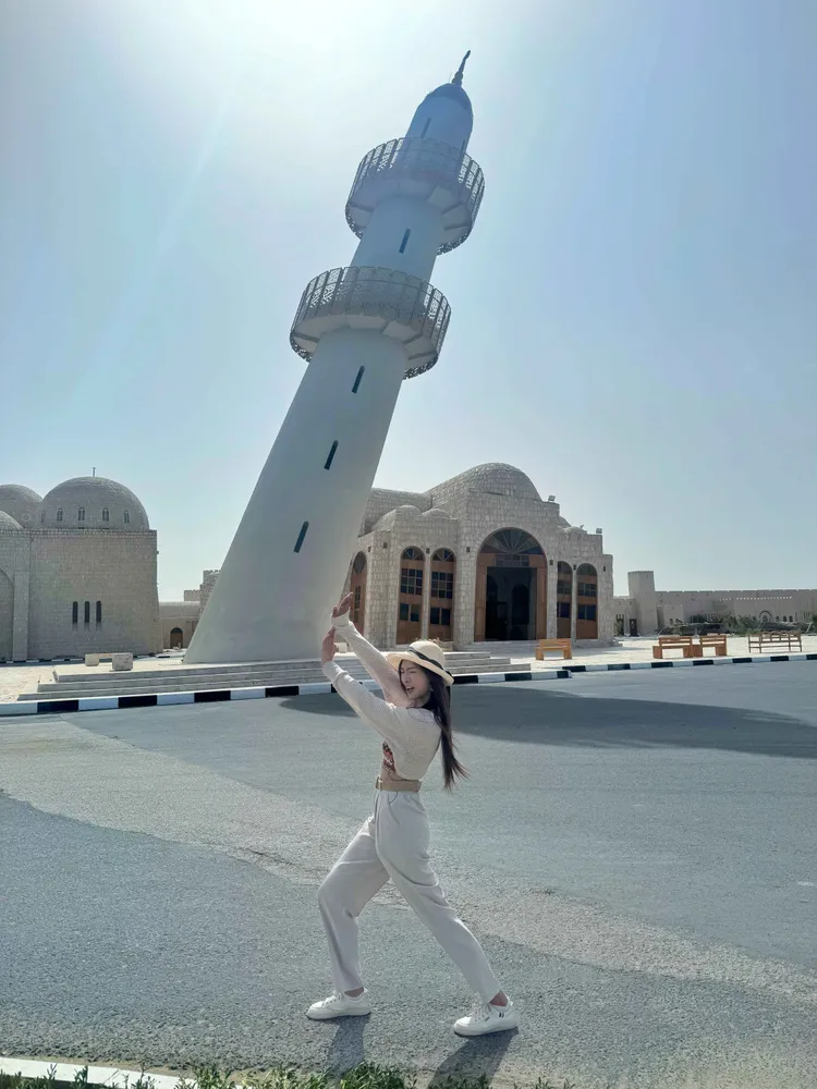 梁凱晴造訪卡達的傾斜清真寺。緯來育樂台提供