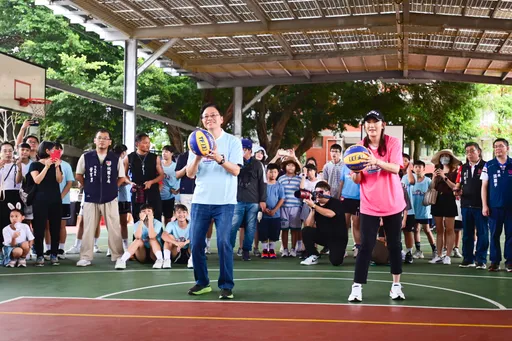 桃園全國三對三籃球賽登場 張善政「單挑」錢薇娟激勵選手敢拚敢戰