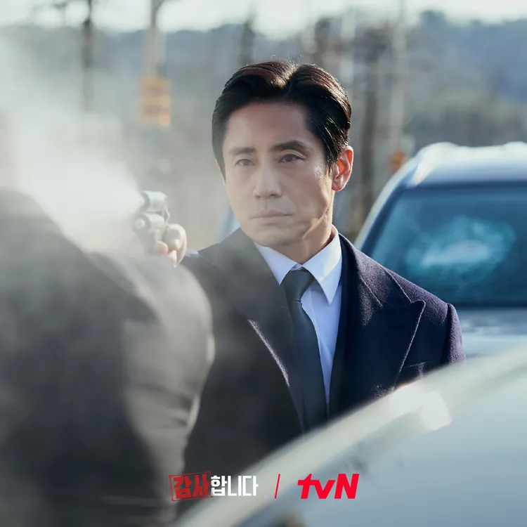 申河均劇中因監察時六親不認，不少人對他懷恨在心，因此隨身攜帶瓦斯槍。翻攝tvN