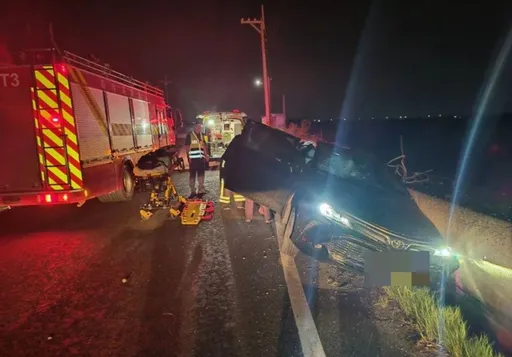 颱風夜喝酒到凌晨竟開車載人 衝對向車道撞護欄!自個沒事卻害友頭破身亡
